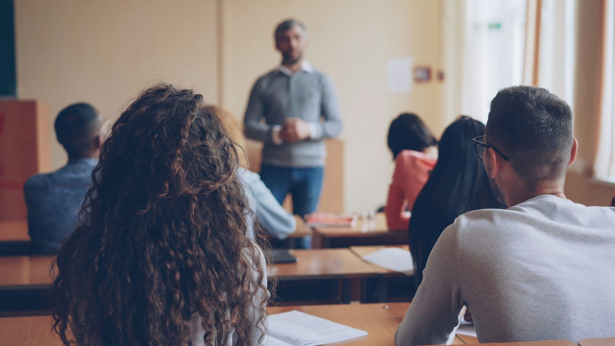 Un intervenant s’adresse à un groupe en salle de cours