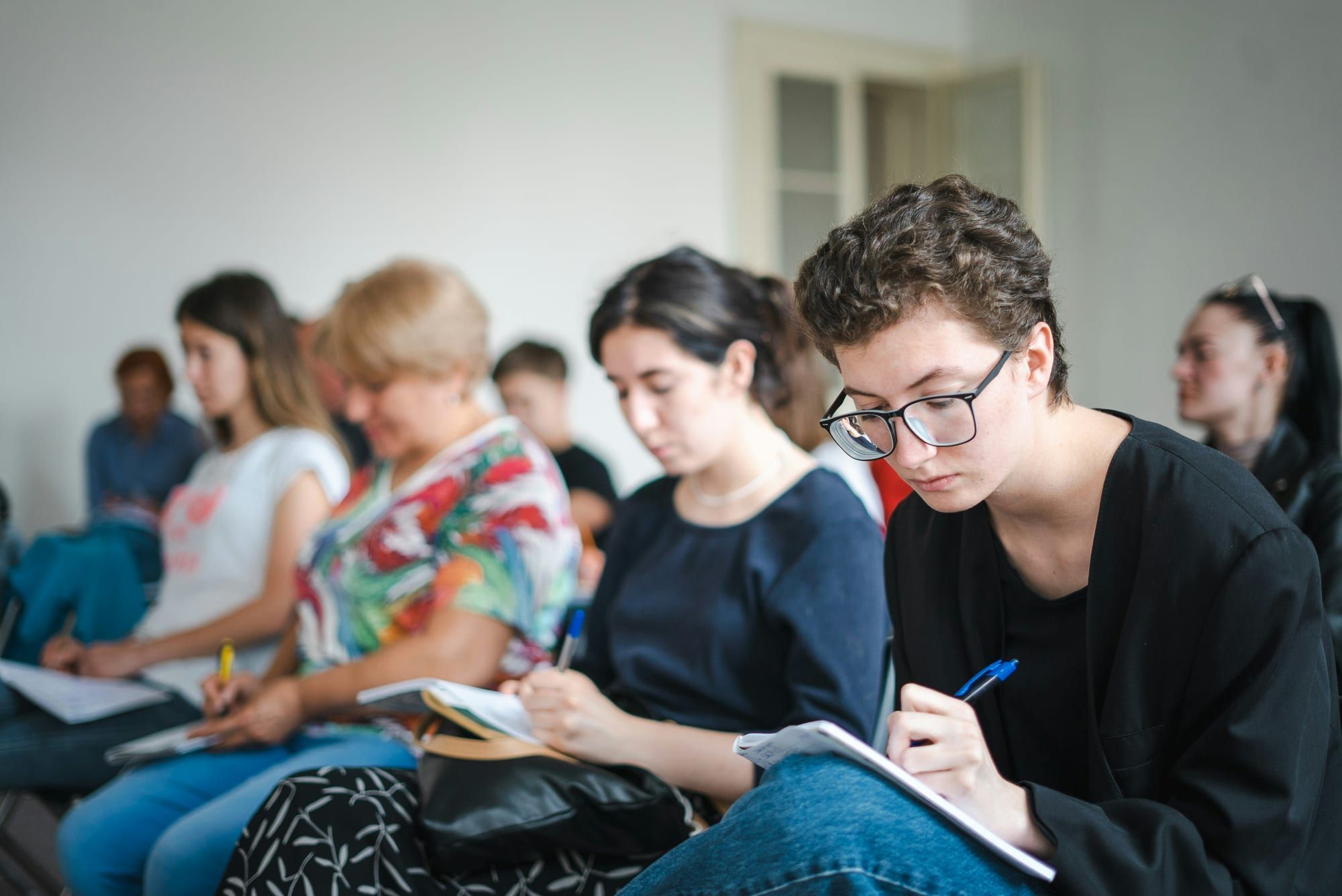 Des étudiants prennent des notes pendant un cours