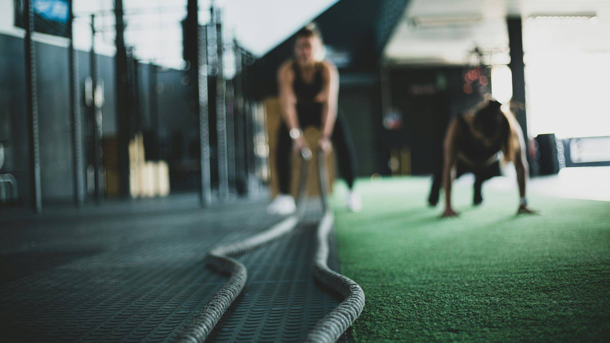 Deux personnes à l’entraînement dans une salle de sport
